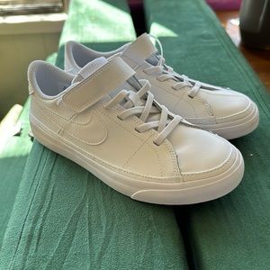 Kids Nike Court Legacy Velcro strap size 1 NWT never even tried on